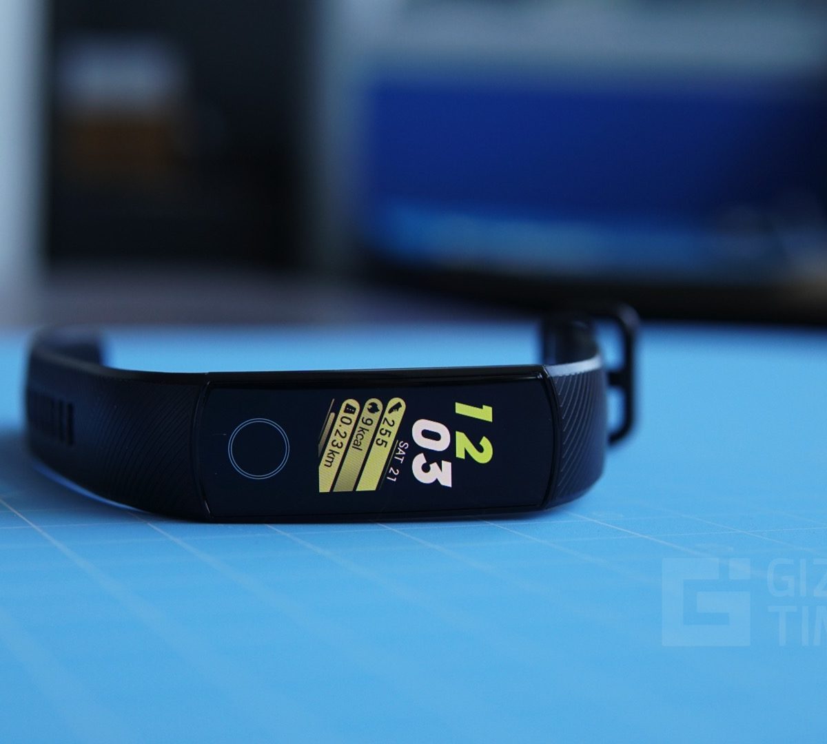 Что лучше mi band 5 или honor band 5